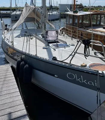 zeiljacht aangemeerd in een jachthaven