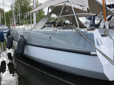 zeiljacht afgemeerd in jachthaven