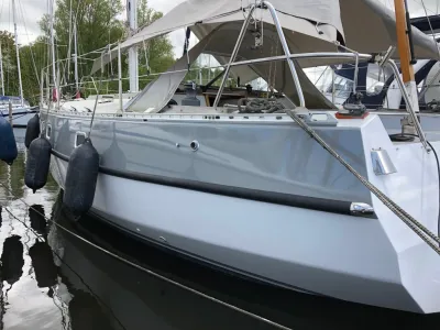 zijaanzicht van zeiljacht in ligplaats