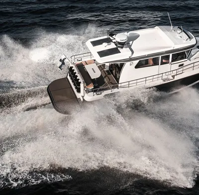 pilothouse jacht vaart op open zee