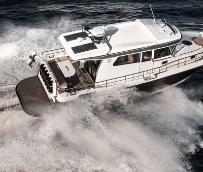 motorjacht varend op zee