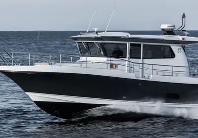 voorkant en middenstuk van motorboot op zee