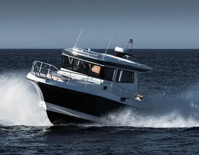 motorboot op zee met opspattend water