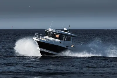 pilothouse motorboot op open zee