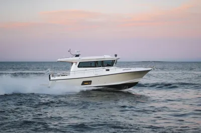 Pilothousejacht op zee bij zonsondergang