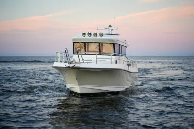 vooraanzicht van motorjacht op zee