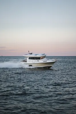 motorjacht op zee bij zonsondergang
