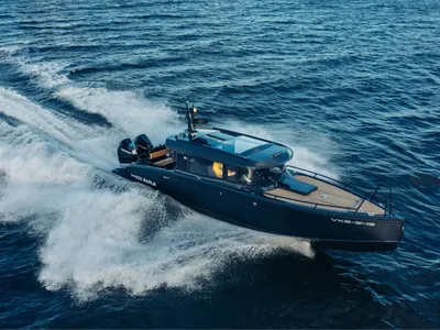 snel motorjacht op open water