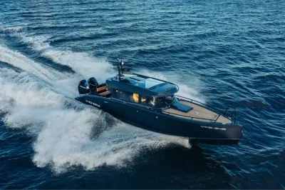 snel motorjacht op open water