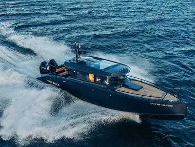 motorboot vaart over open water