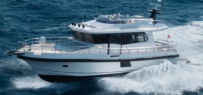 motorjacht op open zee