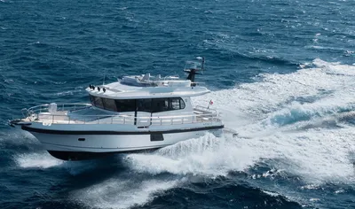 wit motorjacht op open en ruwe zee