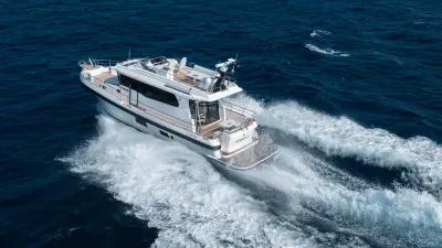 motorjacht op open zee