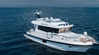 motorkruiser op open zee bij rots