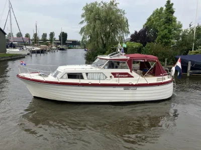 motorboot in jachthaven op het water