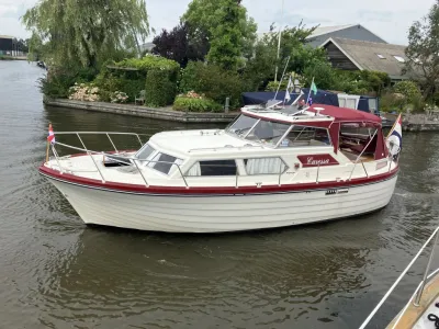 motorjacht op kanaal bij groene oever