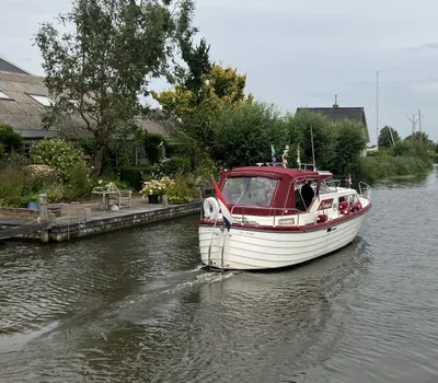 motorboot in kanaal met aanlegsteiger