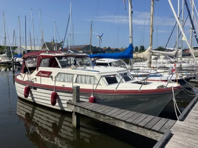 motorjacht aangemeerd in jachthaven