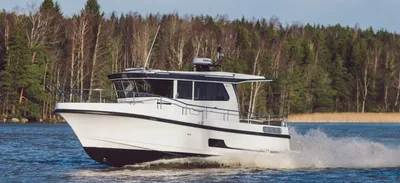 motorboot op water bij bosrand