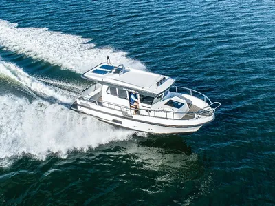 motorjacht varend op open water
