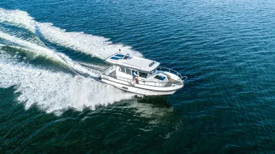 motorjacht op open water