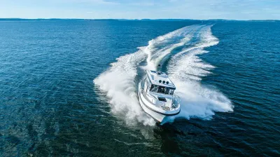 motorjacht voortbewegend op zee