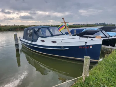 sloep afgemeerd in jachthaven