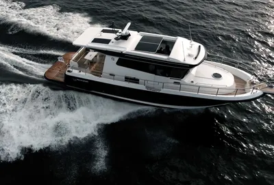 pilothuisjacht op open water