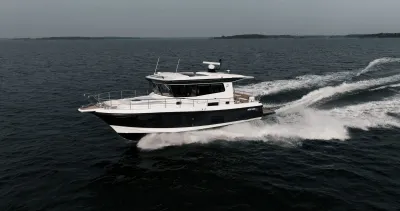 wit motorjacht op open zee