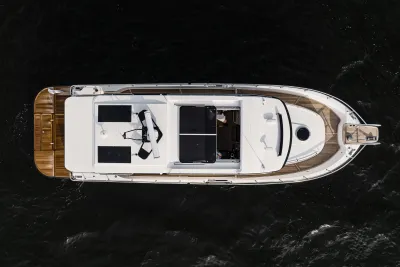 bovenaanzicht motorjacht op donker water