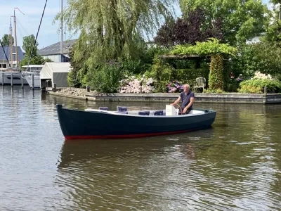 sloep op water met bestuurder