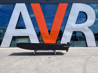 zwarte werkboot voor glazen gevel