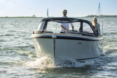 boot op het water met twee personen
