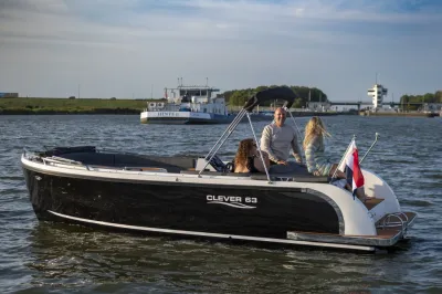 motorboot met drie personen op open water