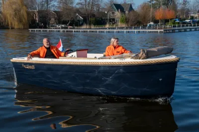 twee personen in boot op het water