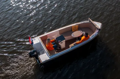 kleine open boot met twee personen
