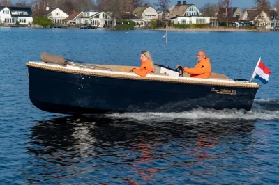 sloep met twee personen op het water