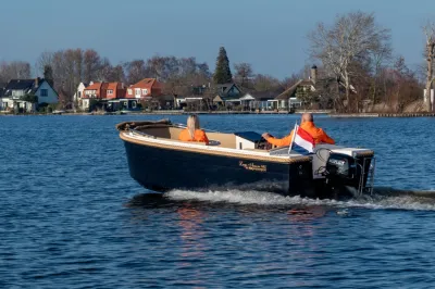 motorboot met twee personen op het water