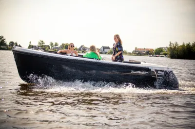 boot met drie personen op het water