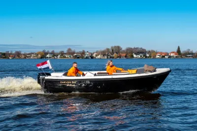 kleine motorboot met twee personen