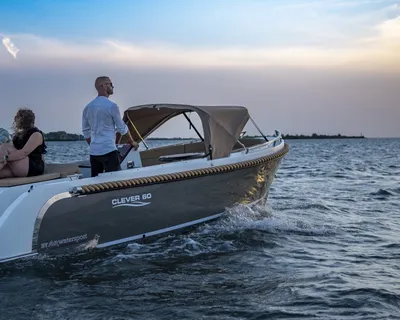 boot met passagiers op open water bij zonsondergang