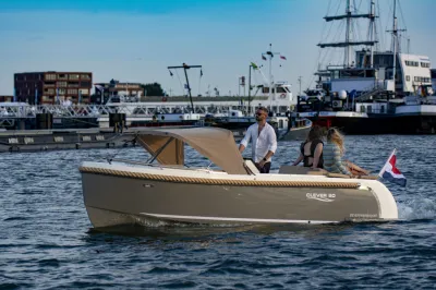 Motorboot met personen in haven