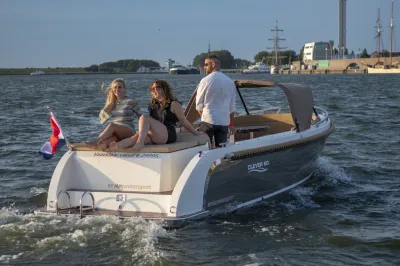 mensen op boot op open water