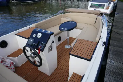 interieur van kleine motorboot aan steiger
