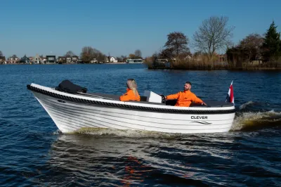 witte open boot met twee personen