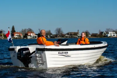 kleine open boot met twee personen