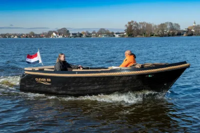 open boot met twee personen op het water
