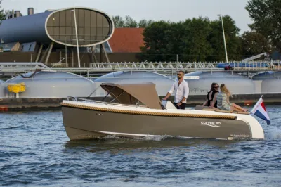 tender op het water met passagiers