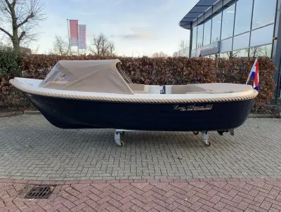 sloep op steunen voor showroomgebouw