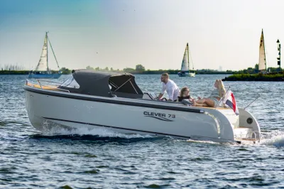 sloep met mensen op open water